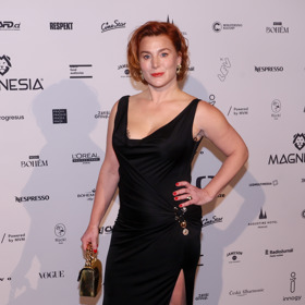 Jednoduché černé šaty nosí Lenka Krobotová na červený koberec s oblibou - například na Českého lva. 