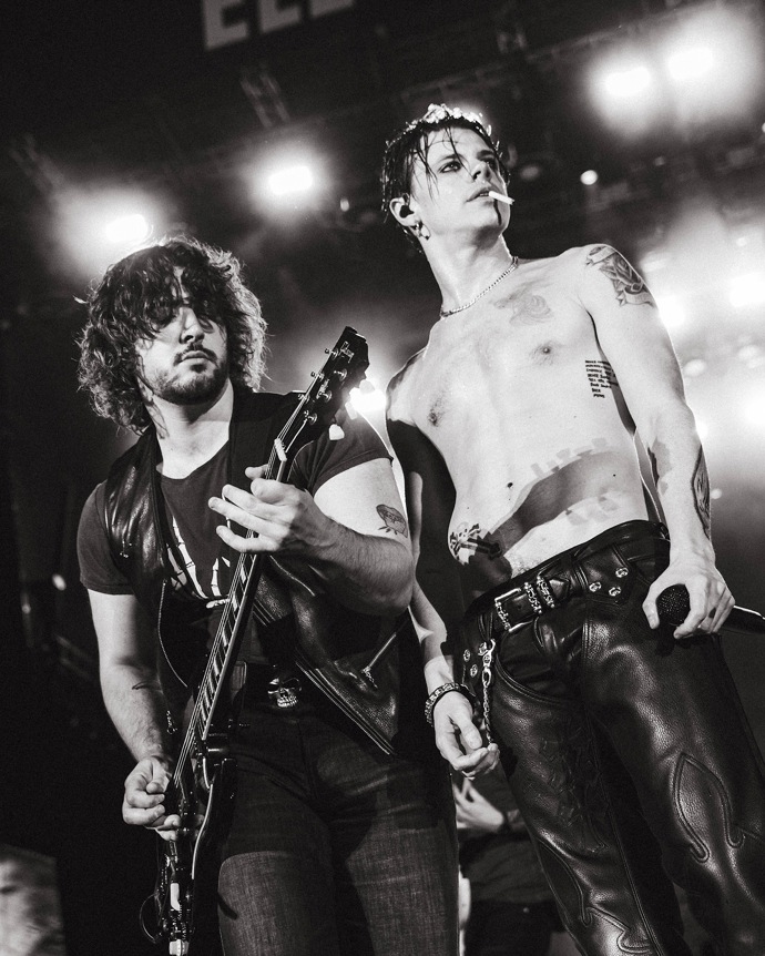 FOTO: Yungblud během koncertu. – stránka 12