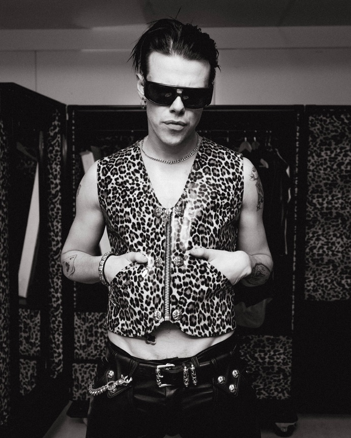 FOTO: Yungblud vypadá podobně jako Ozzy Osbourne. – stránka 2