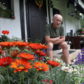 Na chatě, jak říká domku Oldřich Navrátil, je zkrátka pohoda. Obklopuje ji spousta zeleně.