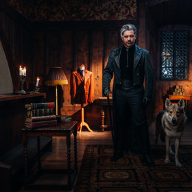 Moderátor Vojta Kotek.