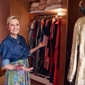 Helena Vondráčková nás pozvala do své prostorné šatny v domku za Prahou. Ukázala nám mnoho krásných kousků, které zde uchovává.