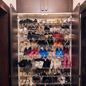 Zpěvačka však neváhala a otevřela nám také svůj botník.