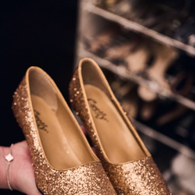 Lodičky ve zlaté barvě jsou vhodné na slavnostní příležitosti k večerním šatům. 