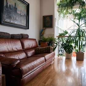 Luxusní pohovka je přímo naproti krbu.