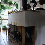 Pohled na kuchyň, nebo spíš kuchyňský kout od krbu.