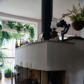 Pohled na kuchyň, nebo spíš kuchyňský kout od krbu.