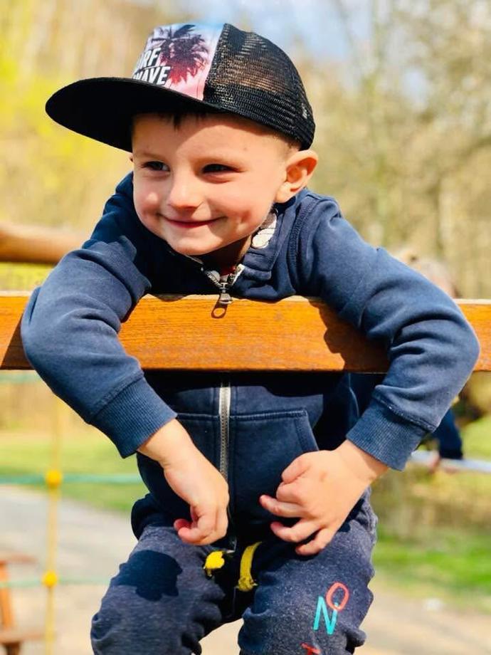 FOTO: Alex v mladším věku. Za dědou byl chlapec v nemocnici. – stránka 1