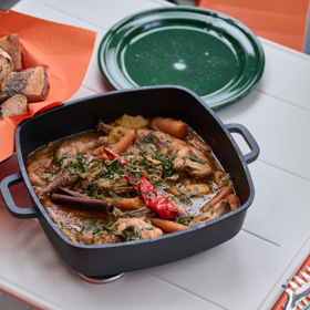 Návštěvě paní Dagmar naservírovala vynikajícího králíka na broskvích.