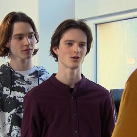 Dvojčata zesnulého Vladimíra Dlouhého, Jan a Jiří, excelují stejně jako Kateřina v seriálu Ulice. 