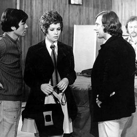 snímek z filmu Smrt si vybírá, kde si zahrála i Jana Šulcová (uprostřed)