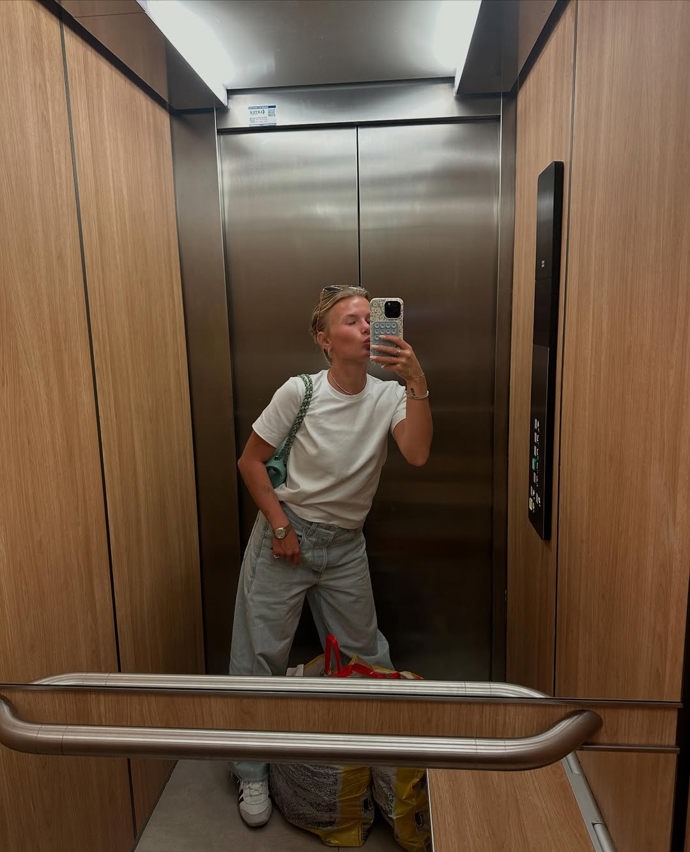 FOTO: Nikola Mertlová ve svých vlozích mluví často velmi otevřeně. – stránka 9