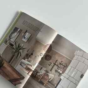 Dominantou prostoru je oválný světlý krb, který dokáže vytopit celý dům. 