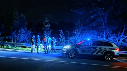 FOTO: Místo zásahu obklopené policejními vozy.