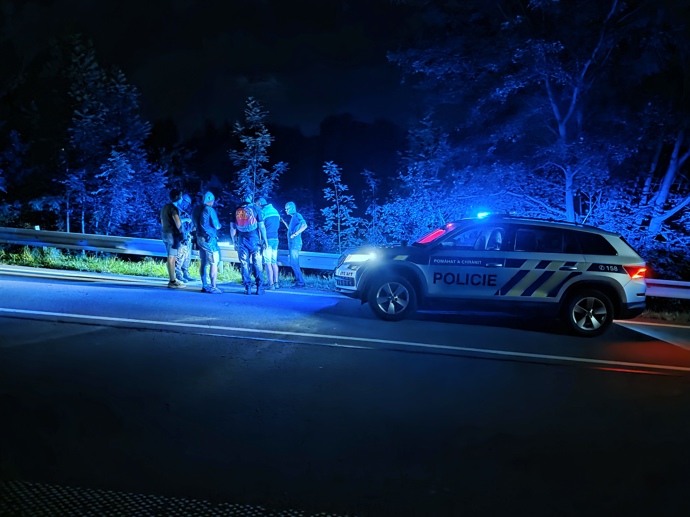 FOTO: Místo zásahu obklopené policejními vozy. – stránka 15