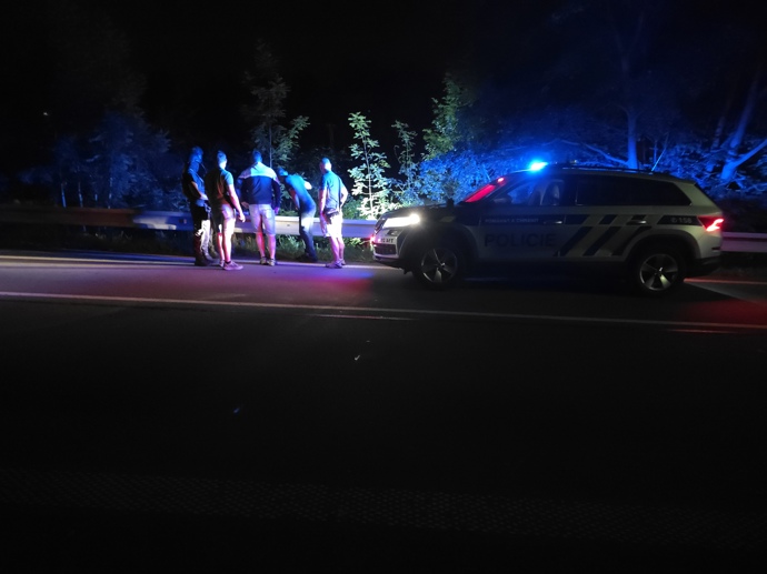 FOTO: Policisté se zadrženým mužem během zásahu. – stránka 6