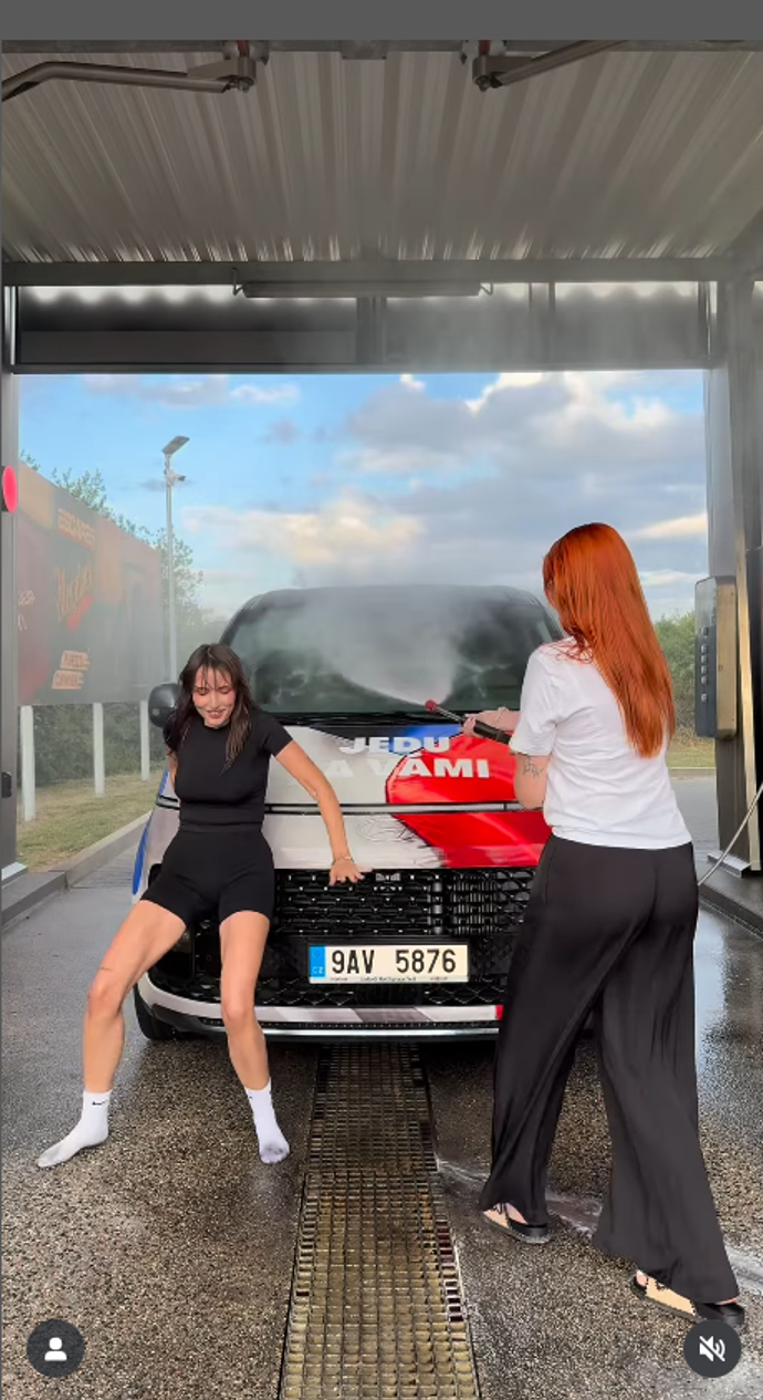 FOTO: Aneta Zicklerová a Viktorie Kalivodová se umí předvádět. – stránka 3