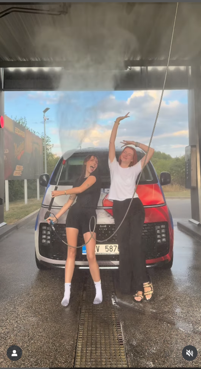 FOTO: Aneta Zicklerová a Viktorie Kalivodová na automyčce. – stránka 2
