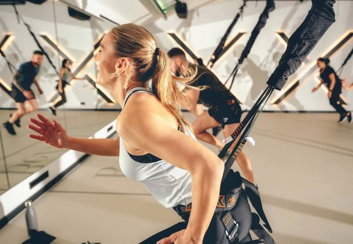 FOTO: Martina Čechová předcvičuje ve svém fitcentru. – stránka 10