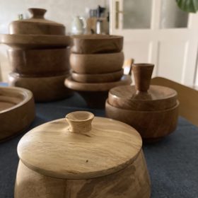 Takhle vypadají nádoby, které Vojtěch Vondráček zručně vyrábí ze dřeva.