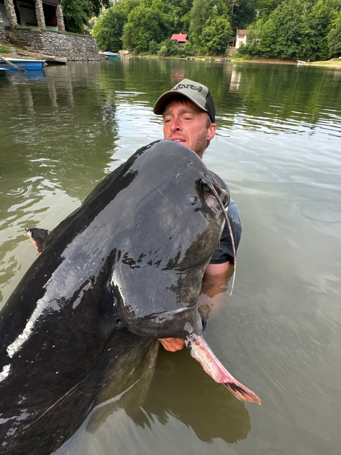 FOTO: Sumec měřil 268 cm. – stránka 4