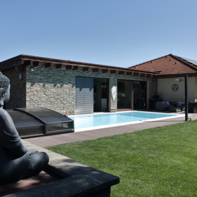 K domu Limberských patří překrásná zahrada s bazénem, kde Lenka s Davidem a dětmi rádi tráví léto.