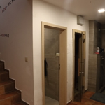 V chodbě u pánského klubu je také sauna.