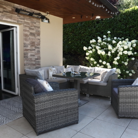 Prohlídku začneme posezením venku, které je hned u obývací části s kuchyní a jídelnou. 