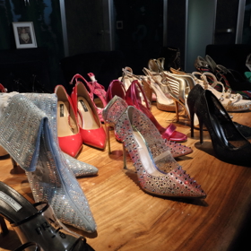 Ve videoreportáži se Lenka rozpovídala o tom, které boty jsou její oblíbené, a my jsme se zeptali také na to, kde si boty nejradši pořizuje. O jednotlivých párech se více dozvíte v našem videu.
