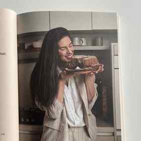 Aneta Vignerová v prostorné kuchyni ráda peče a vaří - vždy musí být něco dobrého na stole. 