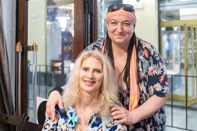 FOTO: Eva Svobodová a Bea Albrecht. – stránka 142