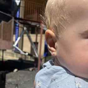 Malá Amálka už má už také píchnuté dírky v uších a nosí náušnice.