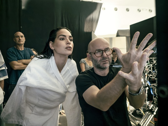 FOTO: Na focení se podílela i herečka Adria Arjona. – stránka 4