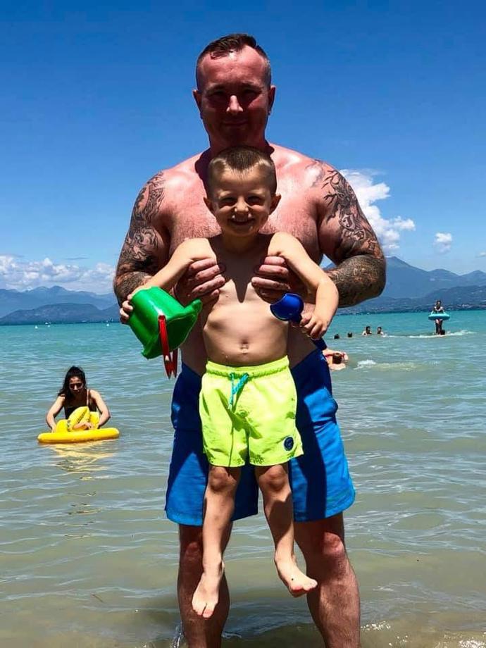 FOTO: Jiří Suvajdžič a Alex, když byl ještě prcek. Dědeček z něj byl nadšený. – stránka 118