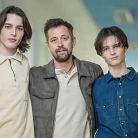 Jiří s Janem hrají v seriálu Ulice dvojčata Dvořákova. Jejich seriálovým tátou je Jan Dolanský. 