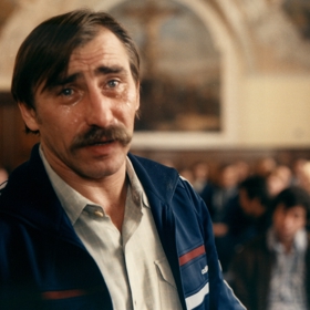 Dobří holubi se vracejí: Herecký koncert známých osobností v protialkoholní léčebně, kde "kraluje" krutý ošetřovatel, jenž rád rozdává trestné body za sebemenší prohřešky. Na snímku herec Pavel Zedníček.