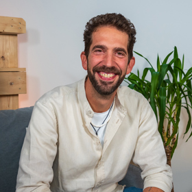 Frontman kapely Jelen Jindra Polák navštívil talk show Na kafeečko. 