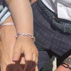 Náramek je věc, která rodinku symbolicky drží pohromadě. 