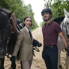 Emily, kterou hraje Lily Collins, je symbolem křehkosti a něžnosti V nové řadě seriálu ale oblékne i modely s pánskými prvky, které postavě dodávají na jistotě a sebevědomí v nové pracovní pozici i vztahu