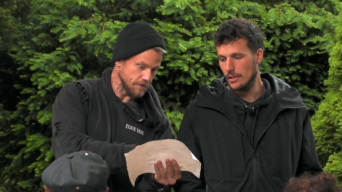 FOTO: Adam Raiter dostává na farmě nejmenší příděl jídla. – stránka 212