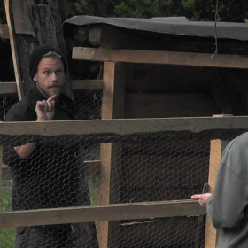 Adam si stěžuje na vyčerpanost.