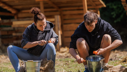 FOTO: Kateřina a Luktuma strouhají mrkev.