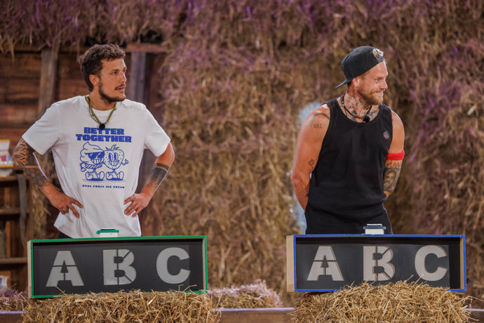 FOTO: Vojtěch Tichva a Adam Raiter během finále show Farma Česko. – stránka 1