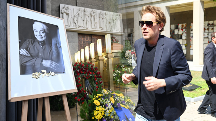 FOTO: Syn Martin seděl v poslední řadě. – stránka 96