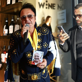 Zapíjení Jiřího Krampola.