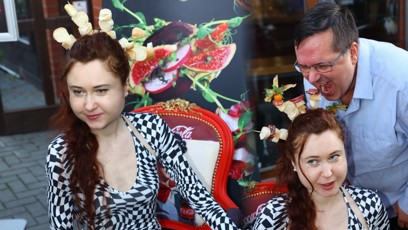 FOTO: Eva Toulová si nechala zabodat jídlo do vlasů.