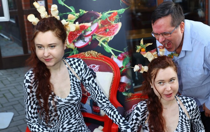 FOTO: Eva Toulová si nechala zabodat jídlo do vlasů. – stránka 13
