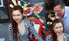 Eva Toulová si nechala zabodat jídlo do vlasů.