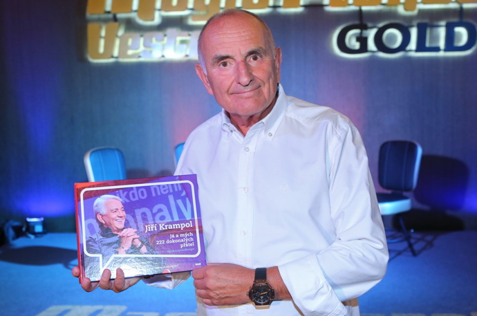 FOTO: Jiří Krampol se svým manažerem Milošem Schmiedbergerem. – stránka 115