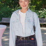 Modelka zkombinovala denim na denim s kovbojskými doplňky.